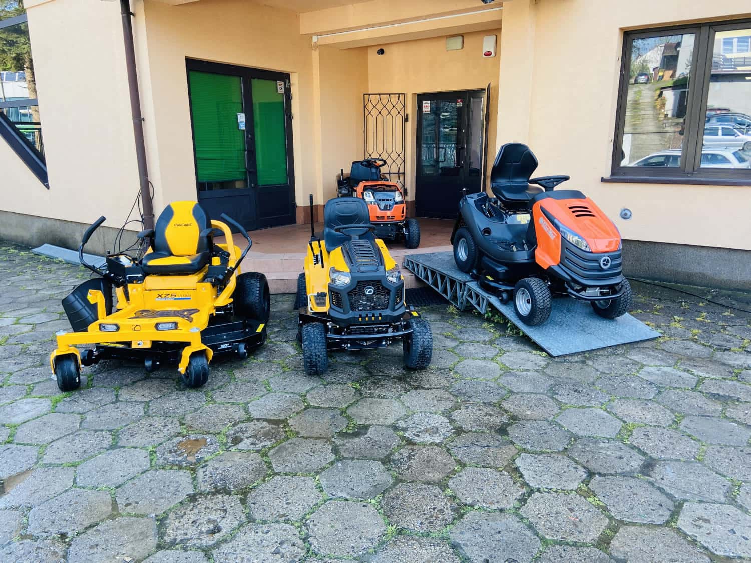 Kosiarki traktorki czołowych producentów - Cub Cadet, Oleo-Mac oraz Stihl sprzedawane przez Gartech w Sułkowicach. Serwis traktorków kosiarek oraz naprawa traktorków ogrodowych. Po co wydawać na nową kosiarkę, jeśli obecny traktorek koszący może zostać łatwo i niedużym kosztem naprawiony?